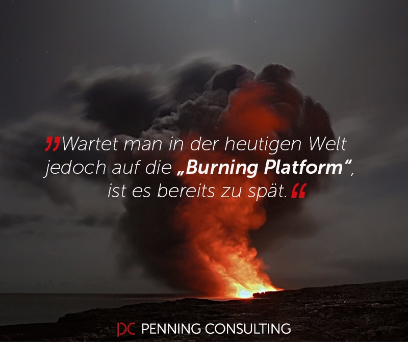 Große Explosion mit Rauch und Feuer bei Nacht